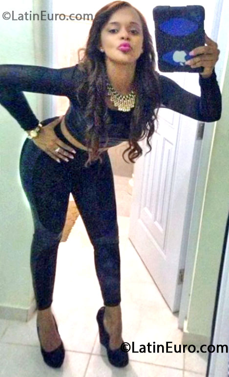 Date this pretty United States girl Reyna from Bronx - Santo Domingo US14341