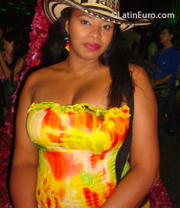 Date this hard body Colombia girl SARA from Medellin CO17394