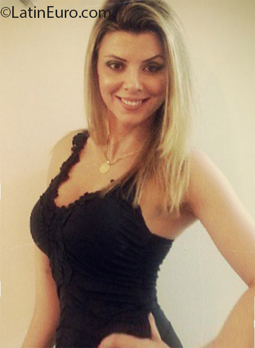Date this voluptuous Brazil girl Alexandra from Manaus BR8083