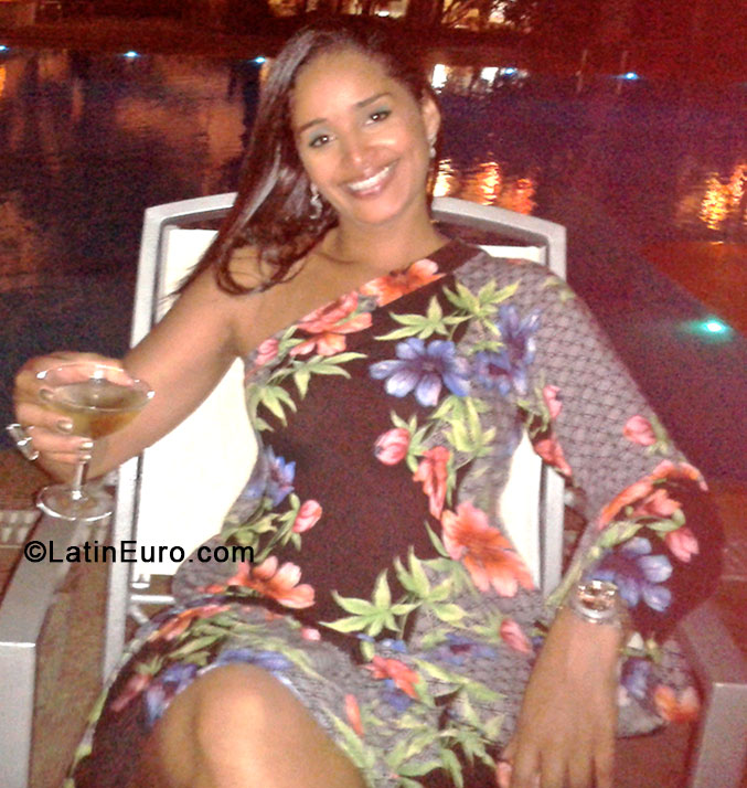 Date this athletic Brazil girl Flavia from Rio De Janeiro BR8129