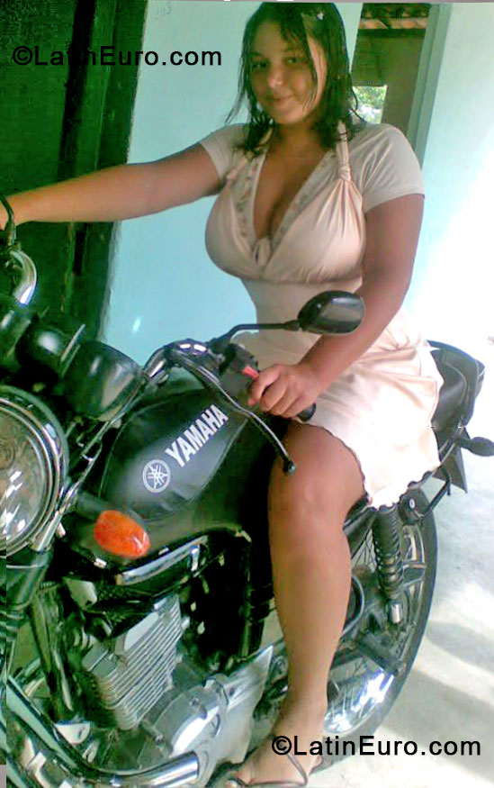 Date this sultry Brazil girl Carol from Goiana BR8235