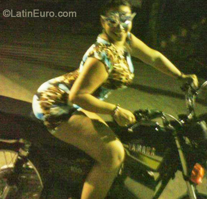 Date this nice looking Venezuela girl Mariana from Caracas VE124