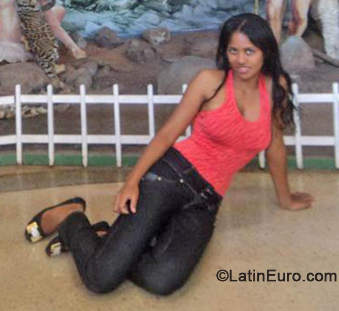 Date this voluptuous Brazil girl Celia from Brasilia BR8545
