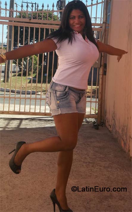 Date this nice looking Brazil girl Claudia from Brasilia BR8665