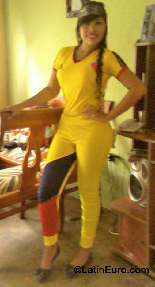 Date this sensual Colombia girl Carmen from Cartagena CO16002