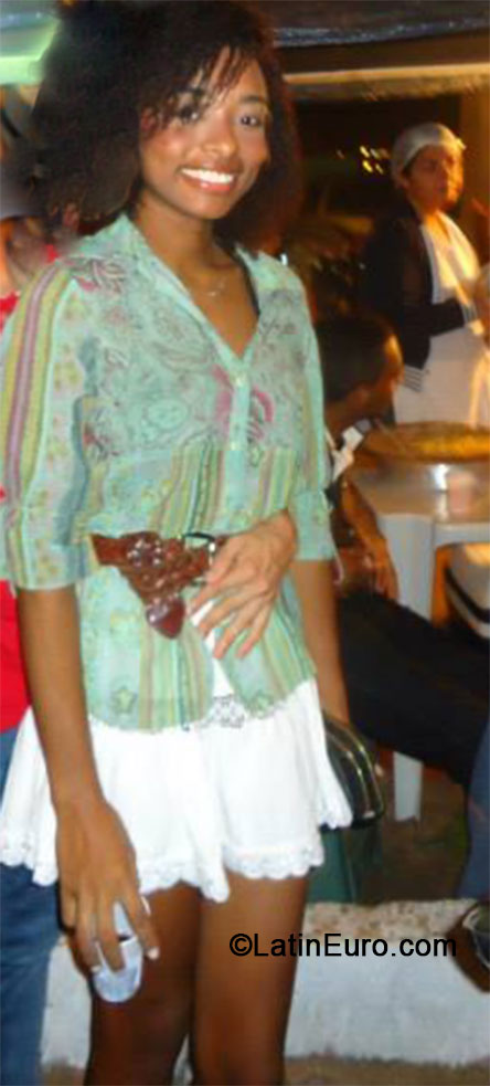 Date this attractive Brazil girl Luz from Rio De Janeiro BR8859