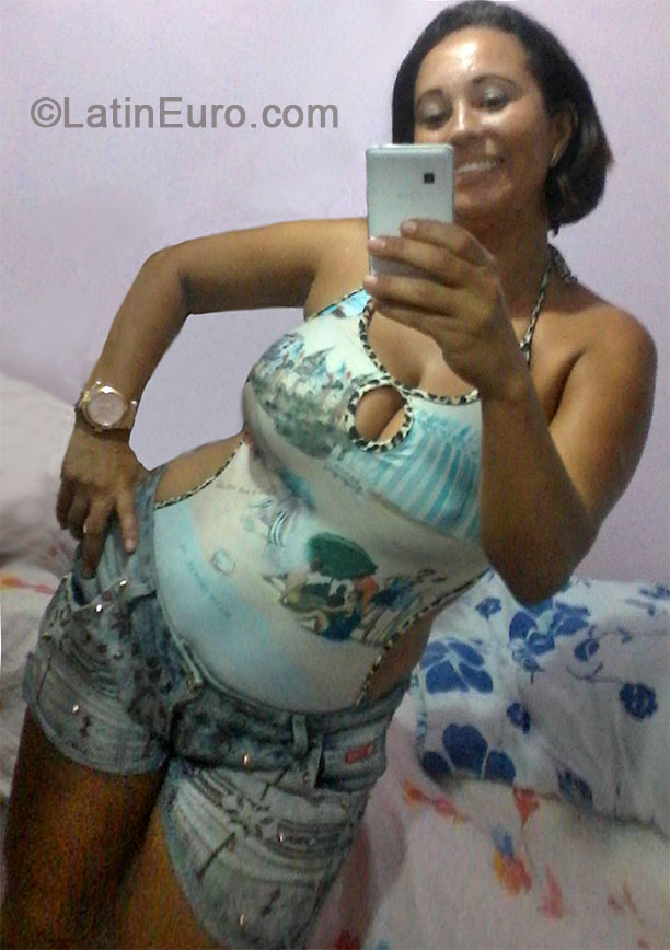 Date this good-looking Brazil girl Flavia from Rio De Janeiro BR8746