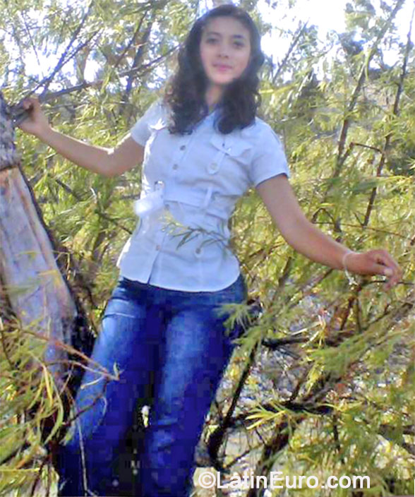 Date this tall Peru girl Consuelo from Cajamarca PE971