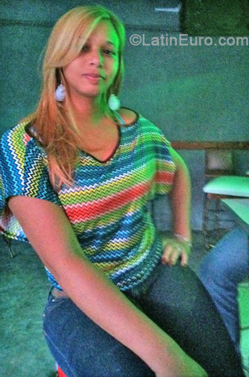 Date this lovely Dominican Republic girl Melange from Santiago DO18982