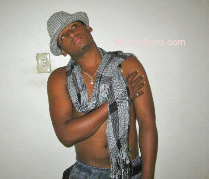 Date this tall Dominican Republic man Luis from Santo Domingo DO19190