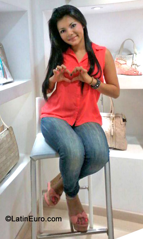 Date this happy Colombia girl Yesenia from Bucaramanga CO15318