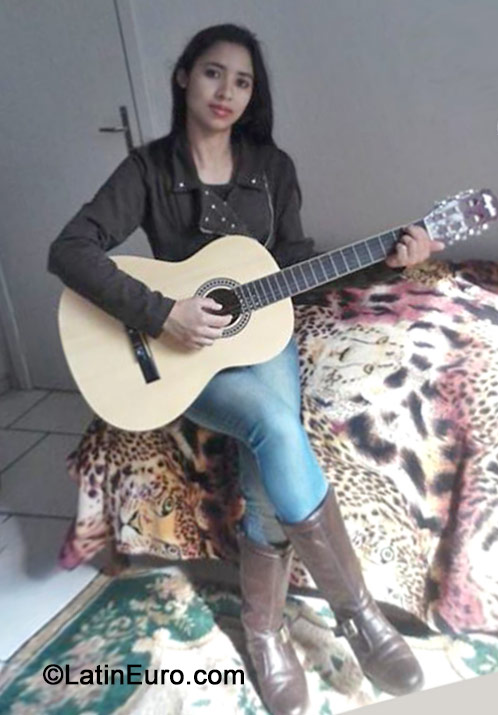Date this happy Brazil girl Valquiria from Rio De Janeiro BR8814