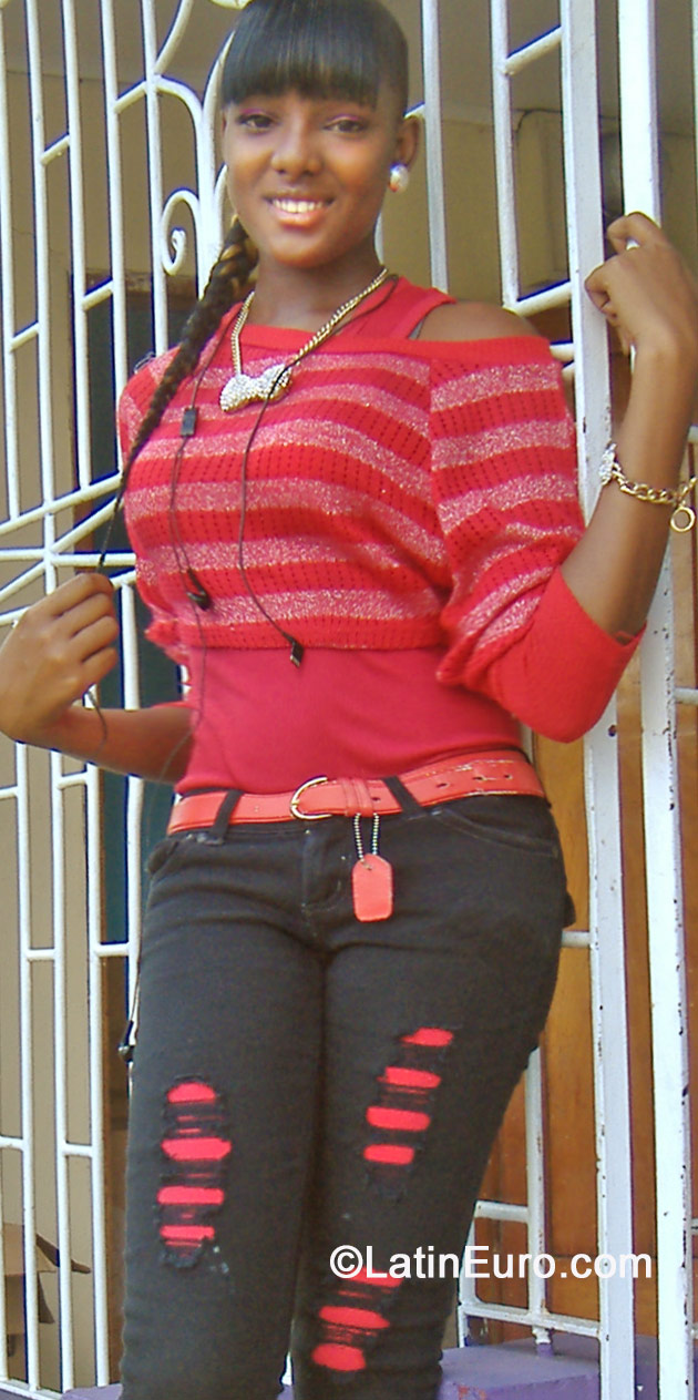 Date this attractive Jamaica girl Yaneque from Kingston JM1746