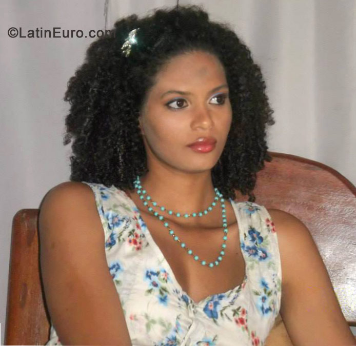 Date this good-looking Brazil girl Vanessa from Santa Cruz BR8877