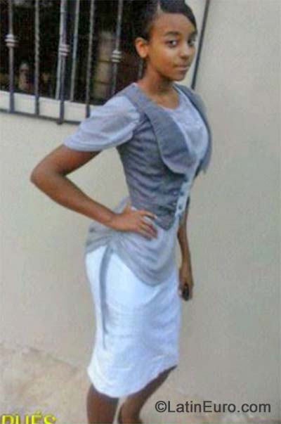 Date this athletic Dominican Republic girl Esthefanie from Santo Domingo DO19845