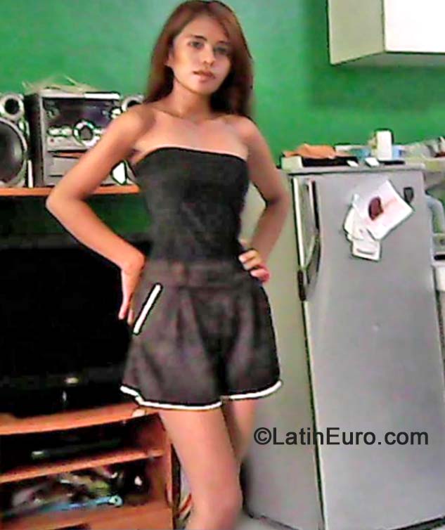 Date this cute Philippines girl Lerhinia from Manila PH668