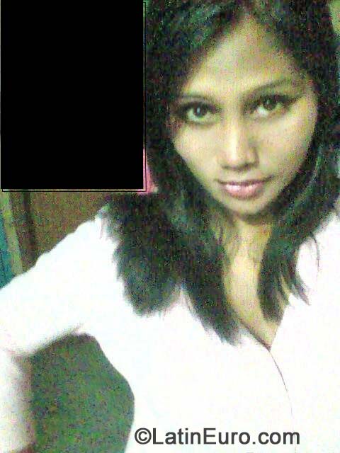 Date this foxy Philippines girl Noemi from Manila PH669