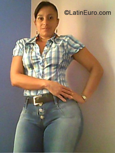 Date this nice looking Colombia girl Claudia from Bucaramanga CO16015