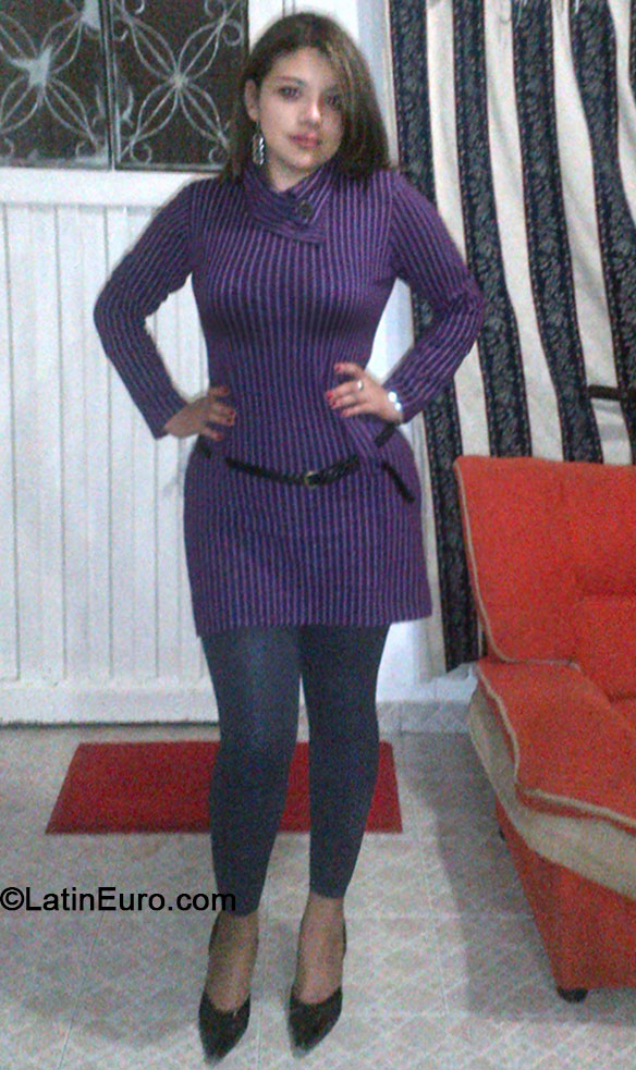 Date this gorgeous Colombia girl YESENIA from Bogota CO16038