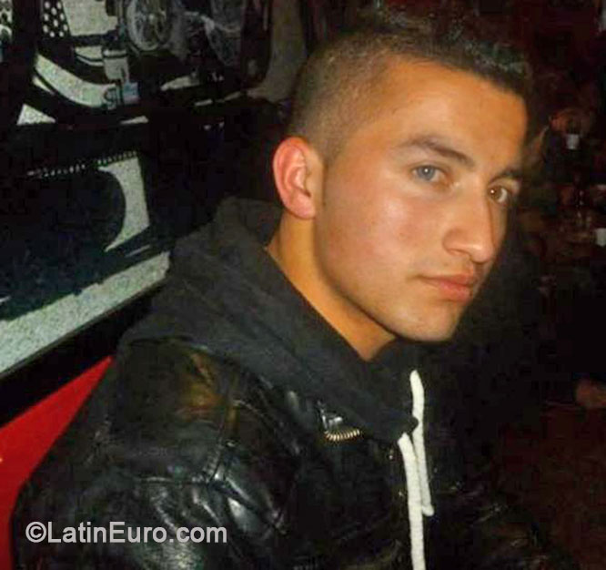 Date this beautiful Colombia man Alexander from Bogota CO16153