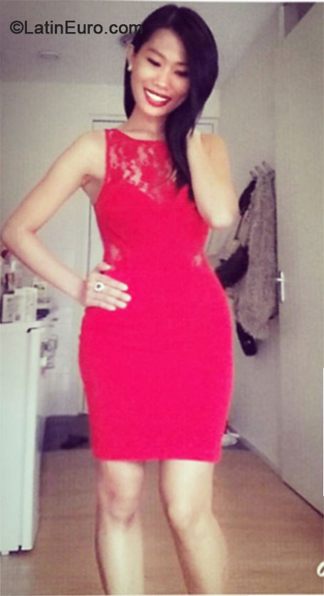 Date this funny Netherlands girl Moneria from Amsterdam NL252