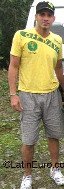 Date this young Colombia man Hugo jean from Cali CO16327