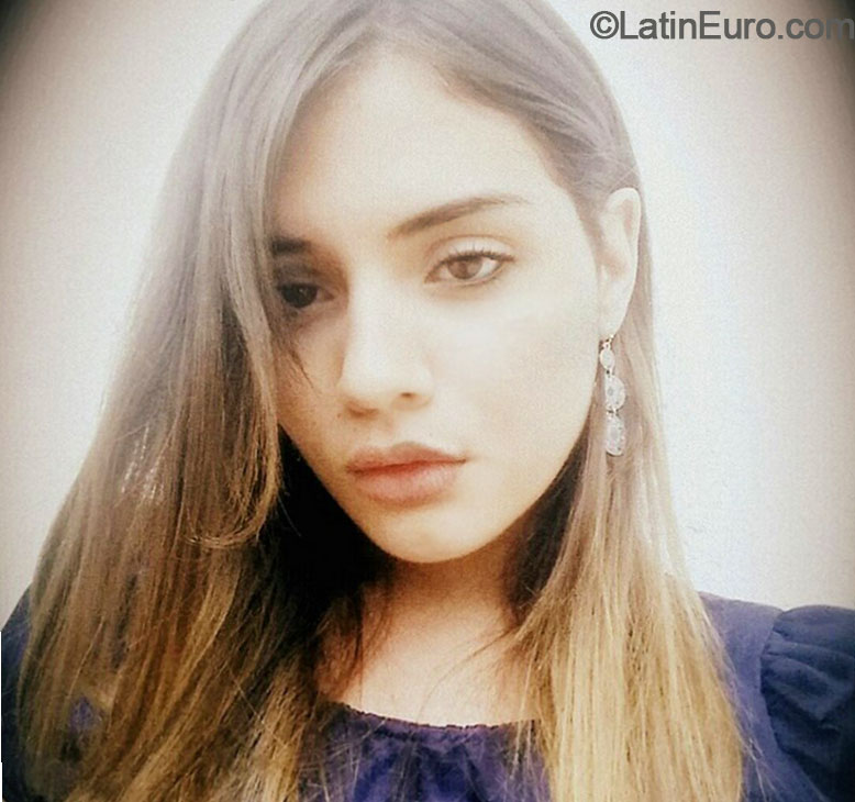 Date this nice looking Brazil girl Larissa from Uberlandia BR9070