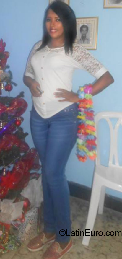 Date this foxy Colombia girl Luz from Cali CO16377