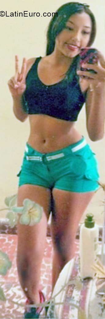 Date this sensual Colombia girl Marcela from Cali CO16524
