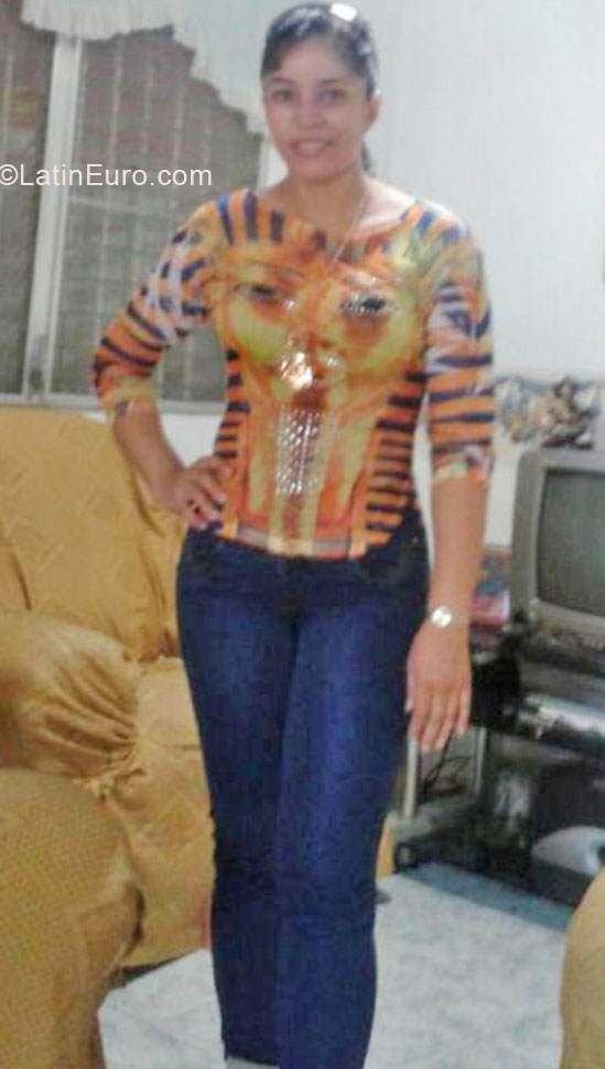 Date this good-looking Panama girl Evelyn from David PA490