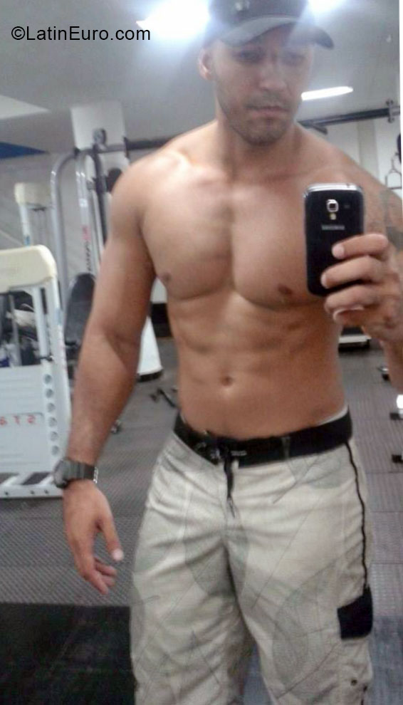 Date this good-looking Brazil man Fabio from Vitoria BR9121