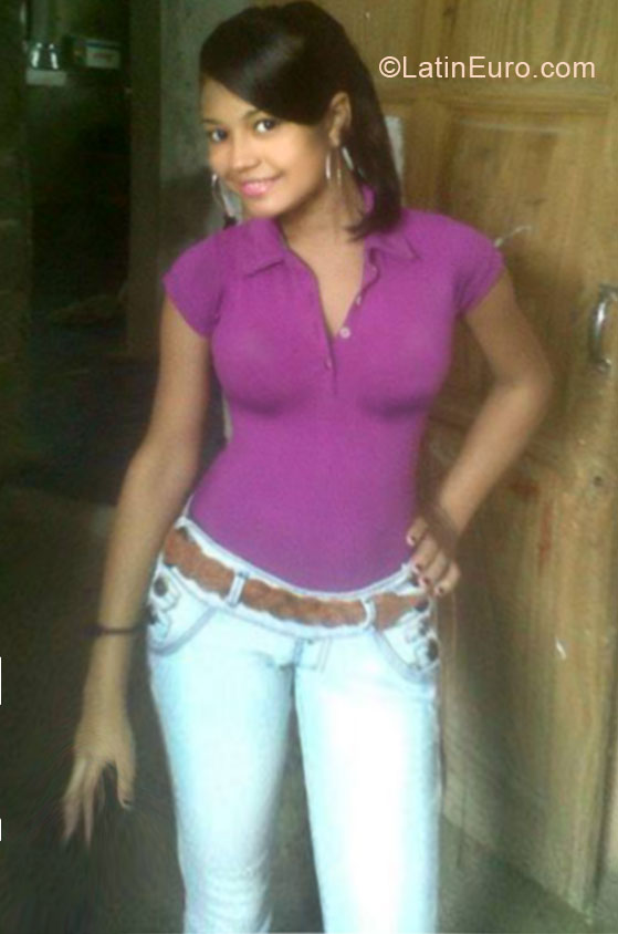 Date this stunning Dominican Republic girl Maris Cristina from Santo Domingo DO20652