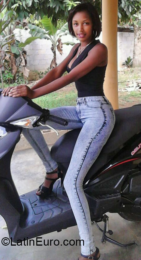 Date this beautiful Dominican Republic girl Yafi from La Vega DO20698