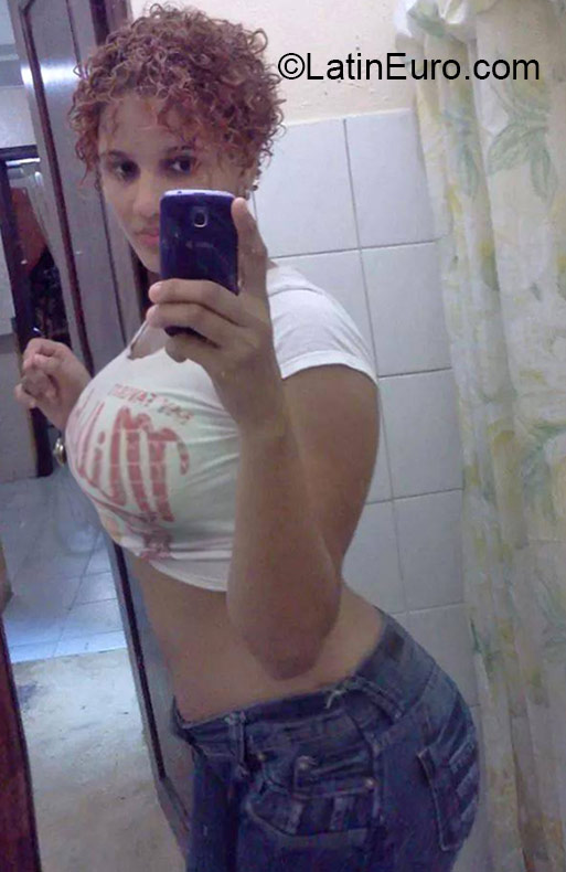 Date this pretty Dominican Republic girl Shalez from Santo Domingo DO21221