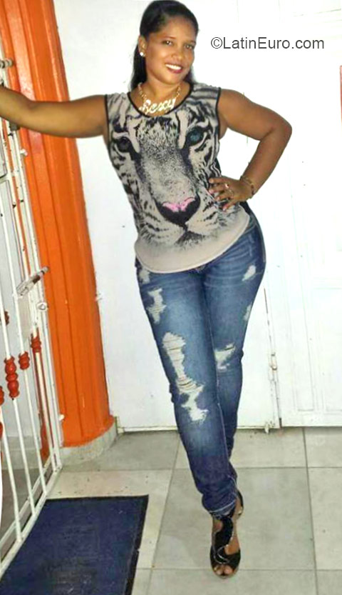 Date this charming Dominican Republic girl Shakira from Santo Domingo DO21859
