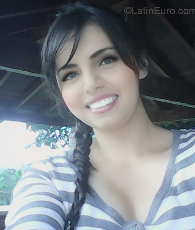 Date this good-looking Colombia girl Lorena from Bucaramanga CO17458