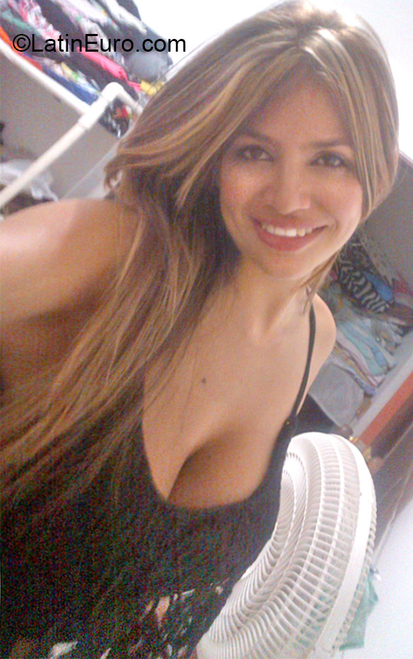 Date this voluptuous Colombia girl Sofia from Barranquilla CO17472