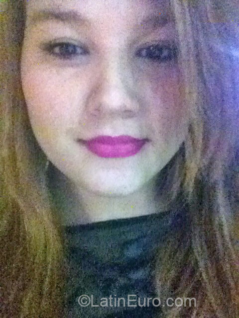 Date this nice looking Brazil girl Alyne from Goiania BR9337