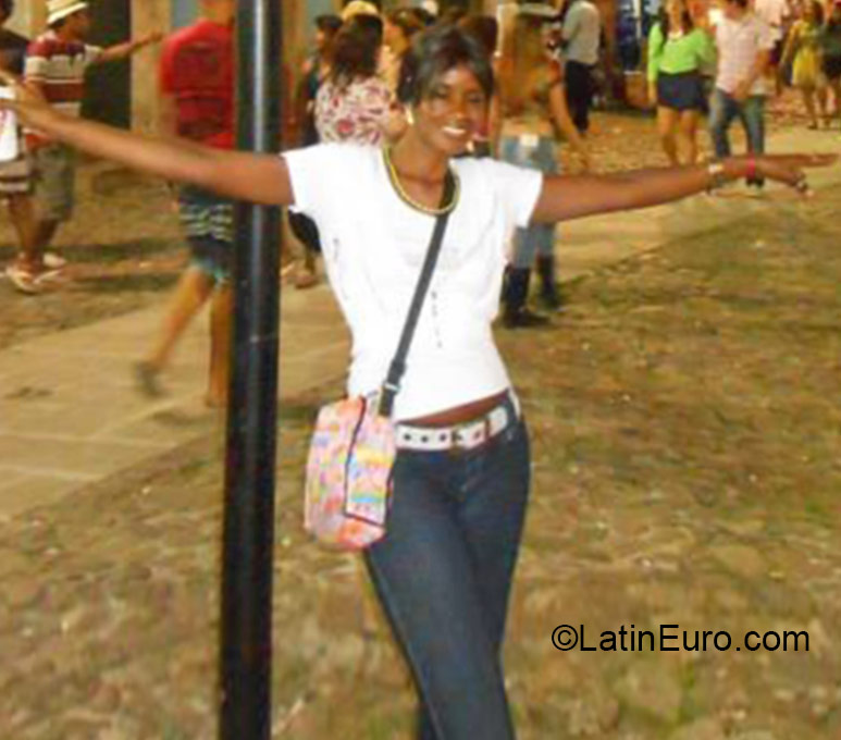 Date this hard body Brazil girl Claudia from Salvador BR9348