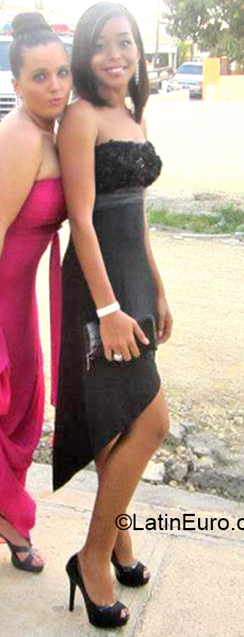 Date this hard body Dominican Republic girl Isemar from Santo Domingo DO22372