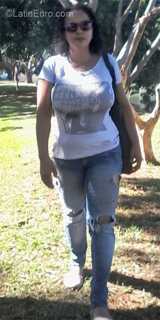 Date this good-looking Brazil girl Name:	Glaucia from Piracicaba BR9370
