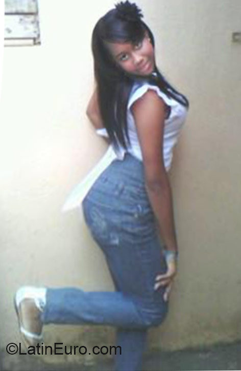 Date this exotic Dominican Republic girl Amanda from Santo Domingo DO23849