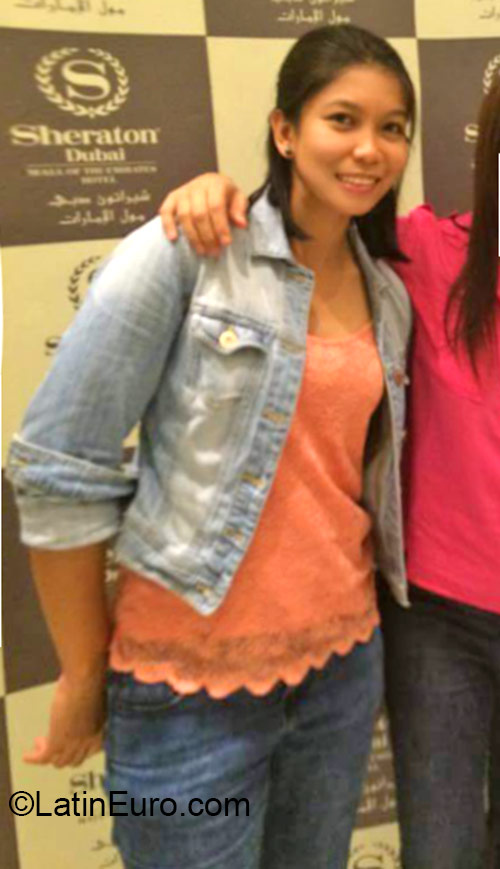 Date this happy United Arab Emirates girl Elaine from Dubai AE43