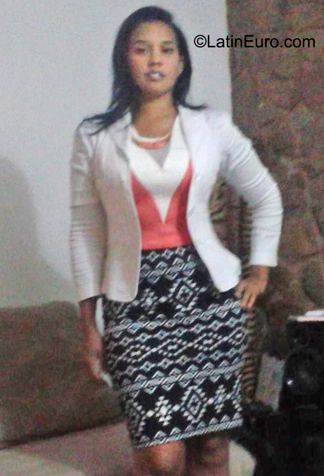 Date this nice looking Venezuela girl Valentina from Porlamar VE606