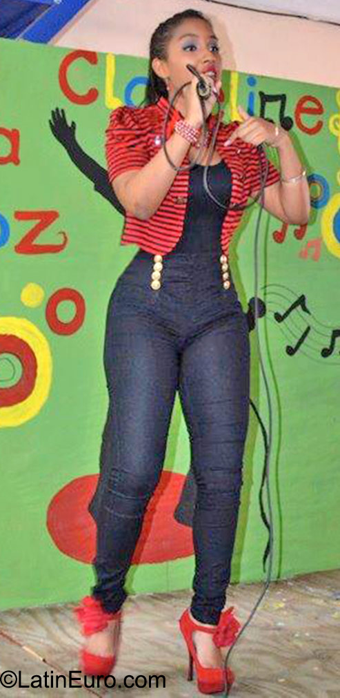 Date this pretty Dominican Republic girl Sharinia from Santo Domingo DO23049