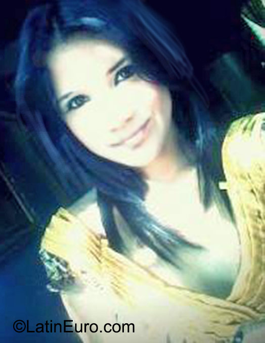 Date this happy Venezuela girl Yinibeth from Caracas VE624