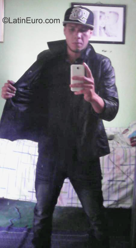 Date this tall Colombia man Hector from Cali CO18118