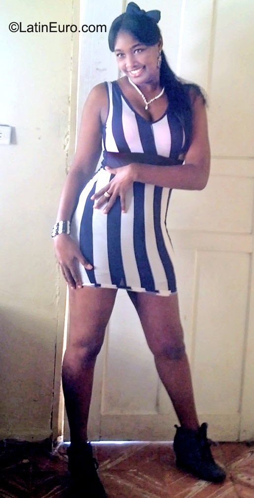 Date this lovely Dominican Republic girl Yokasti from Santo Domingo DO23474