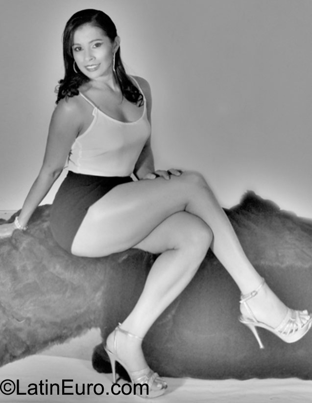 Date this good-looking Colombia girl Andra lucia from Armenia CO18172
