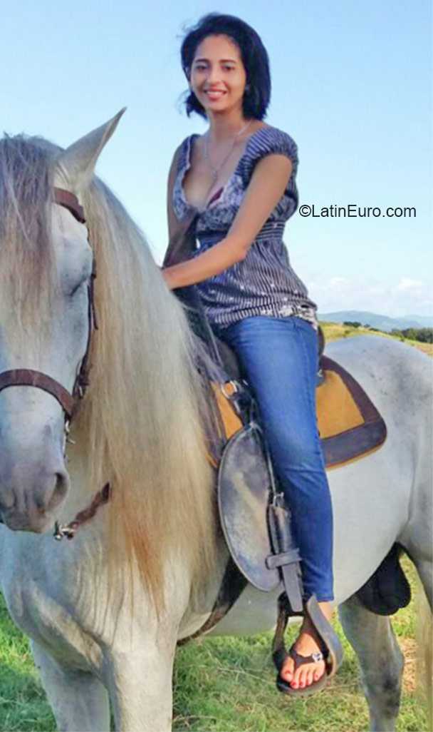 Date this charming Honduras girl Gris from San pedro sula HN1819